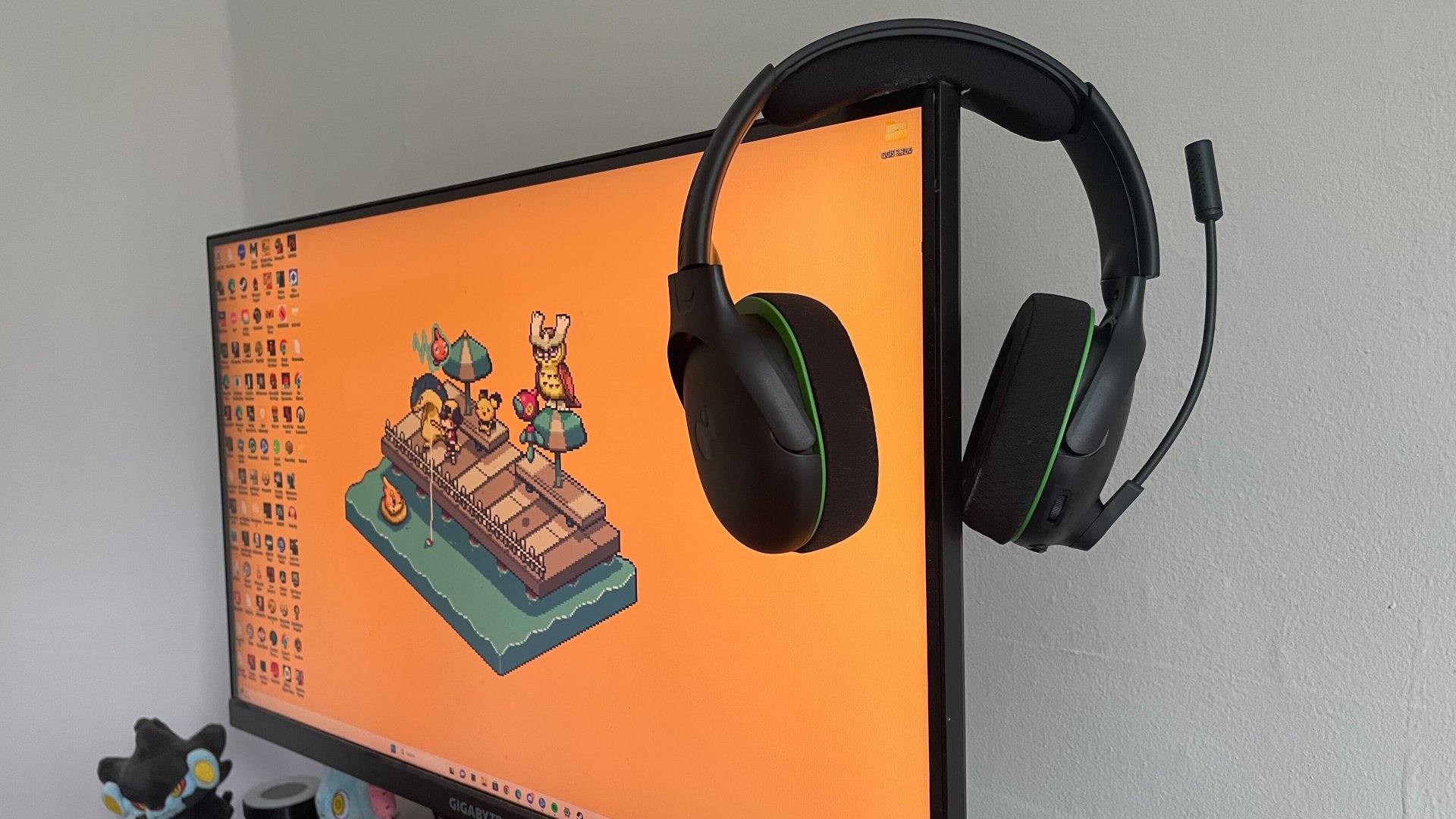 Headset on monitor