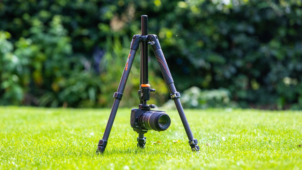 Mini tripod inverted centre column close to the ground