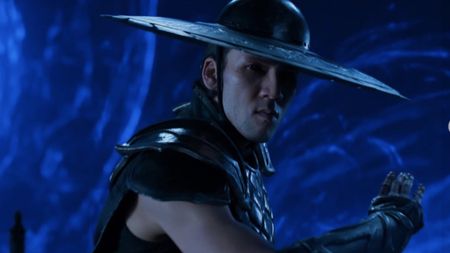 Kung Lao in a fight position in Mortal Kombat II 