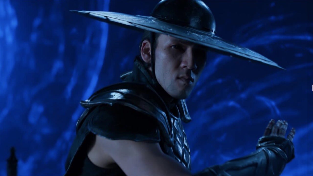 Kung Lao in a fight position in Mortal Kombat II 