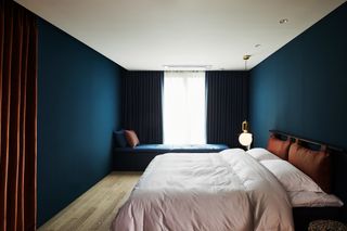 Double bedroom in blue with daybed at the window
