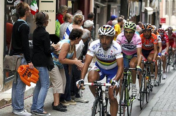 Paolo Bettini (Quickstep-Innergetic) finishes the race with Andrea No&egrave; (Liquigas).