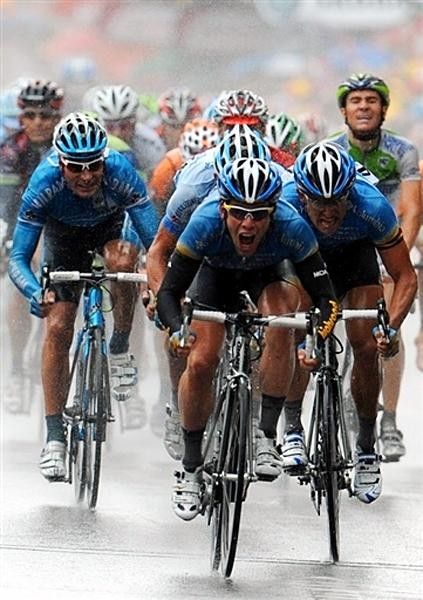 It's all blue at the front as Cavendish wins ahead of team-mate Ciolek. Zabel (l) and F&ouml;rster (hidden) were in the top six.
