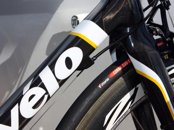 Housing stops are molded in carbon along with the rest of the tube, unlike the R3's riveted-on alloy stops.