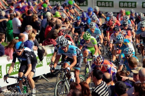 The bunch hit the Kemmelberg with Mark Cavendish in the mix
