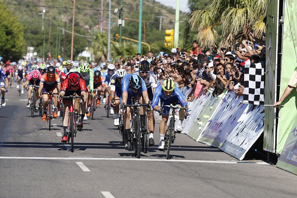 Jakub Mareczko and Elia Viviani (Team Italy) sprint for the finish line in San Luis