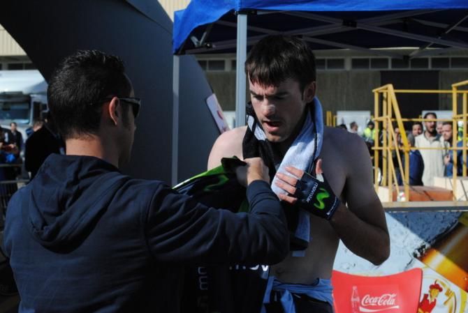Juan Carlos Esc&aacute;mez (Movistar's masseur) takes care of Ion Izagirre