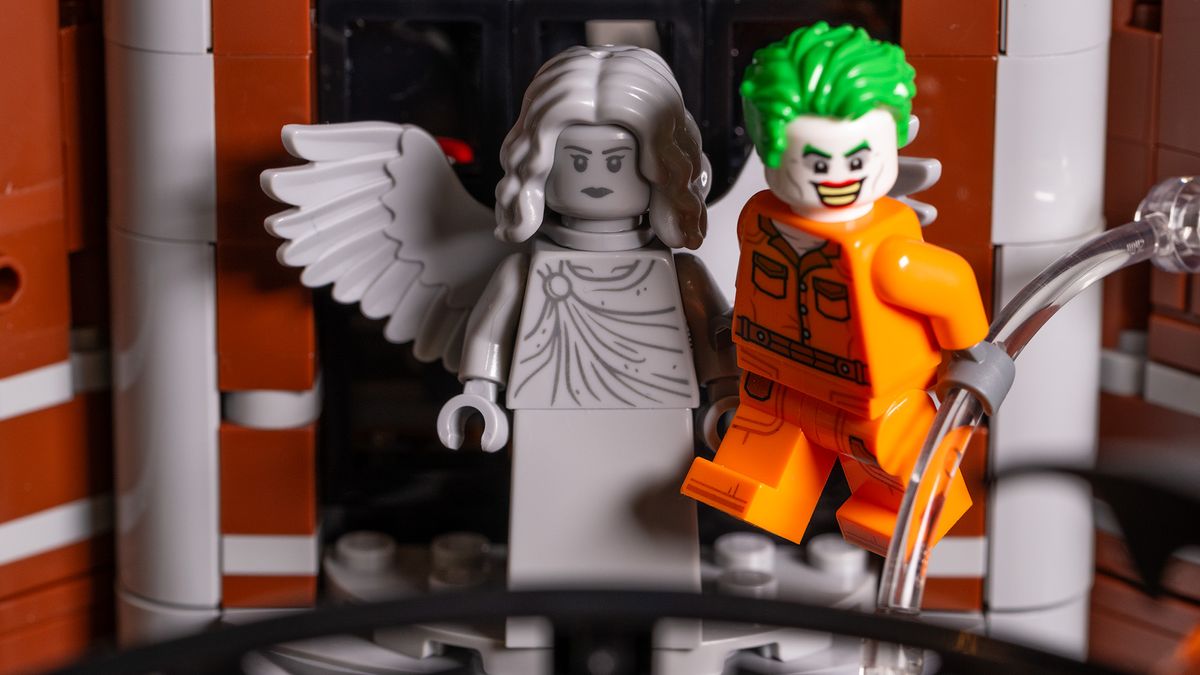 Lego DC Arkham Asylum (#76300) lego set, Joker next to the Arkham statue