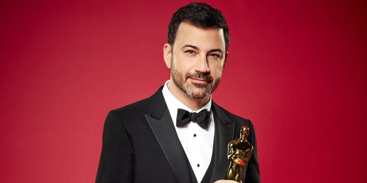 Oscars 2018 Jimmy Kimmel posing with an Oscar