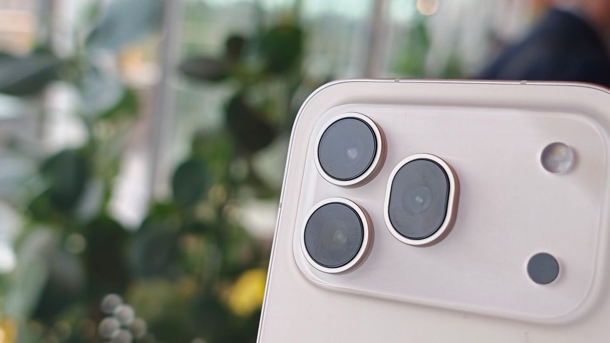 Honor 600 Pro in Black, White and Orange