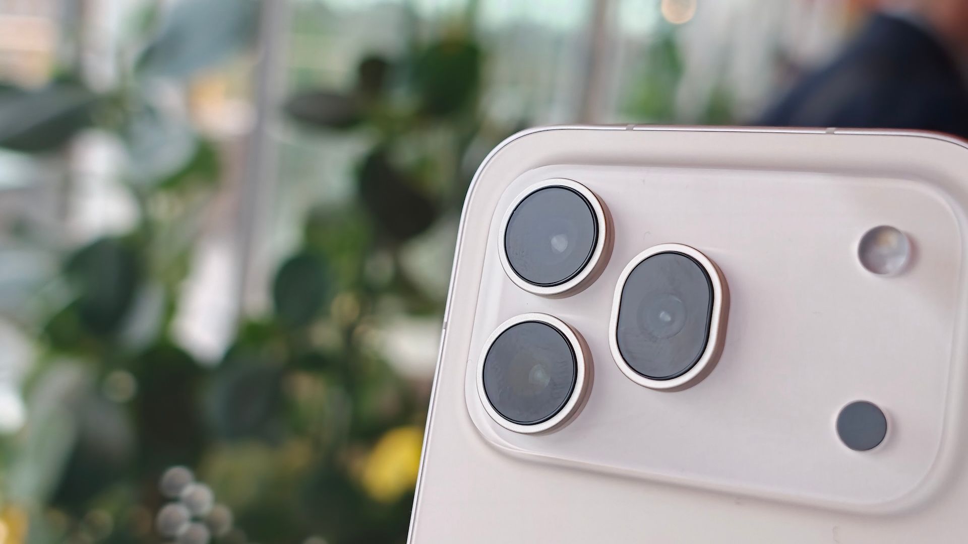 Honor 600 Pro in black, white and orange