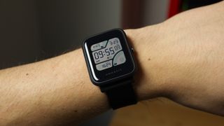 Et aktivitetsarmbånd av typen Amazfit Bip på et håndledd.