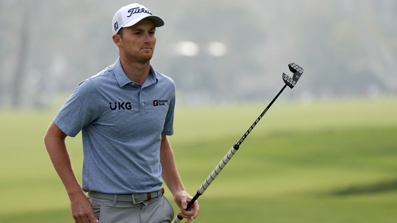 Will Zalatoris holds his putter