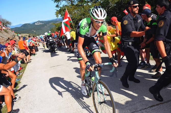 Robert Gesink (Belkin) on the attack in the Vuelta a Espana stage 11