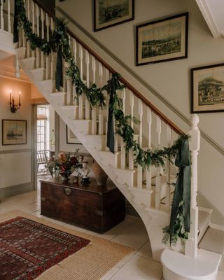 Christmas garland on staircase by Anbôise