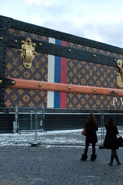 Giant Louis Vuitton trunk kicked out of Moscow