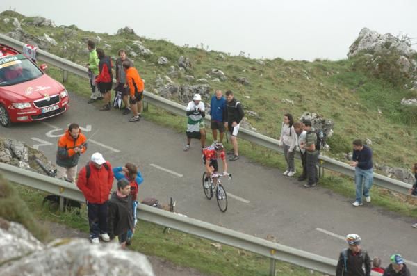 Wiggins (Team Sky) on his own