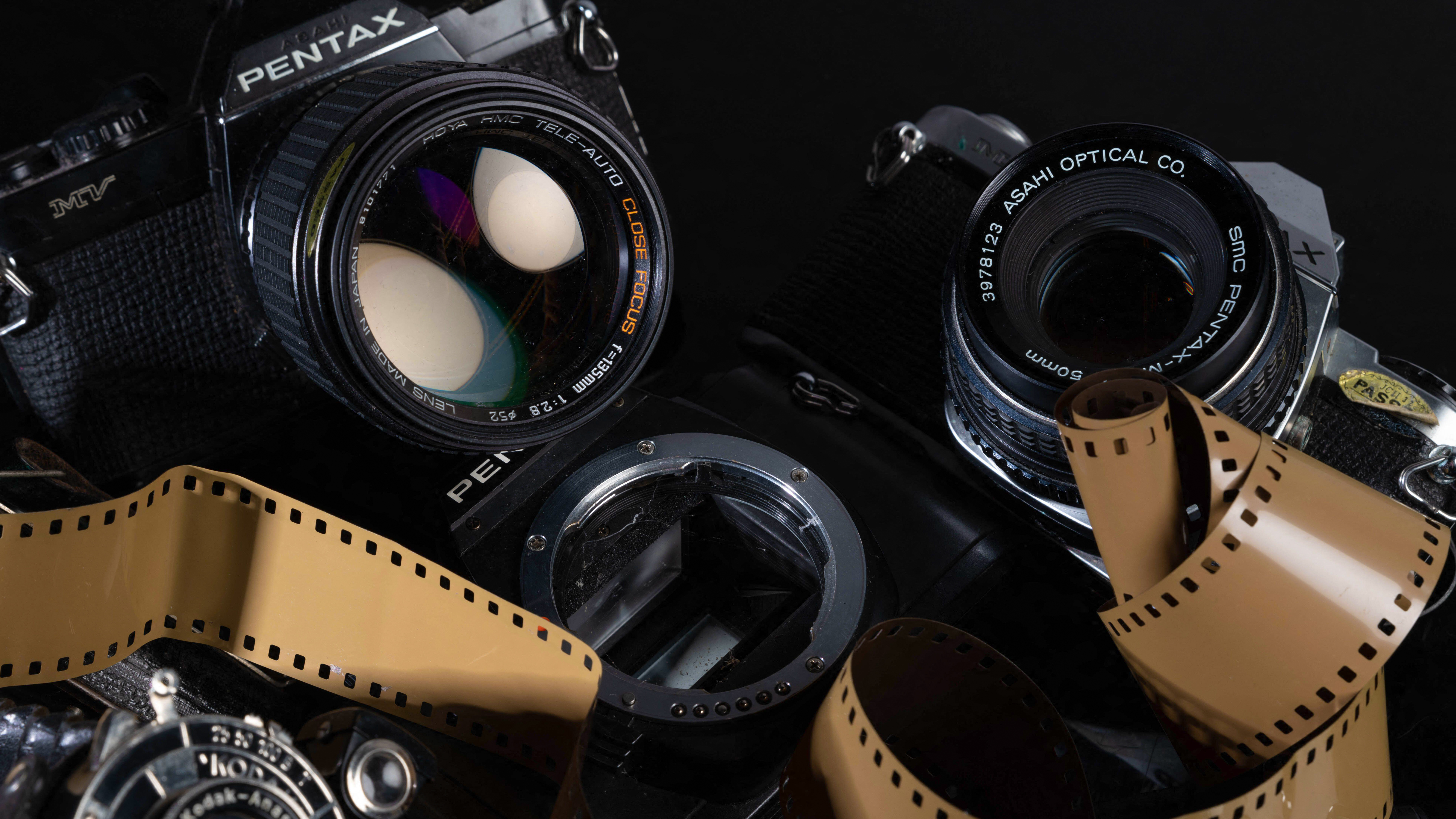 2D7877K A pile of old Pentax 35mm film cameras