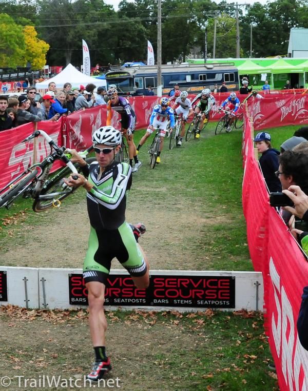 Jeremy Powers (Cannondale/ Cyclocrossworld.com) bolted out to an immediate lead