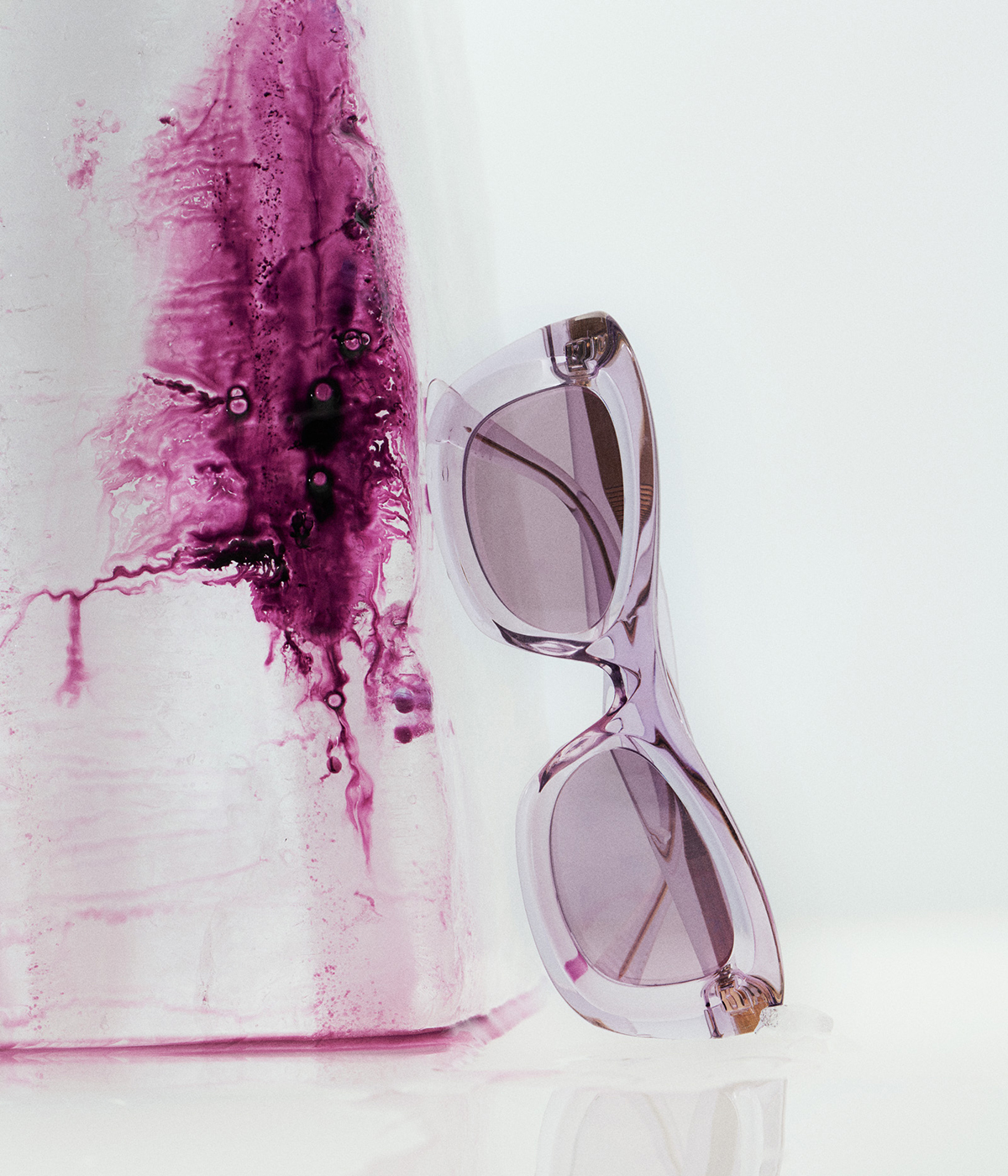 Colourful sunglasses in cat eye lilac by Bottega Veneta