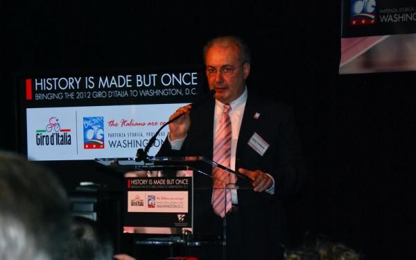 Angelo Zomegnan gave a brief speech expressing his desire to see the Giro start in Washington.