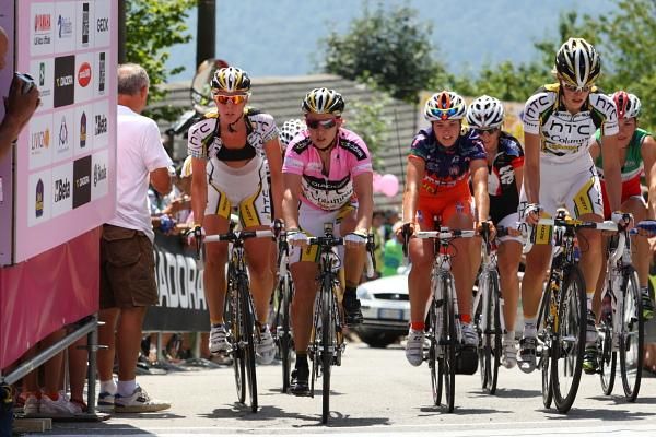 The arrival of the maglia rosa: Ina Yoko Teutenberg (HTC - Columbia Women) with teammates Kimberly Anderson and Noemi Cantele.