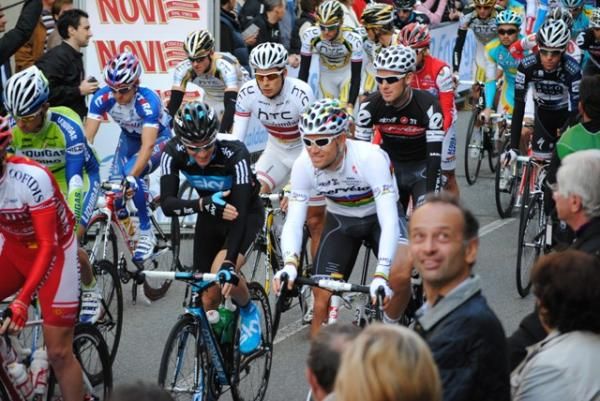 Hushovd is all smiles as he talks to a Sky rider