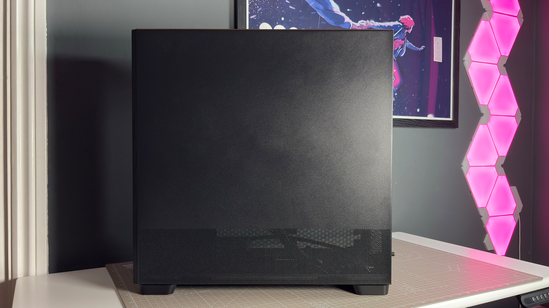 Antec Flux Pro Noctua Edition without any PC inside on a desk.