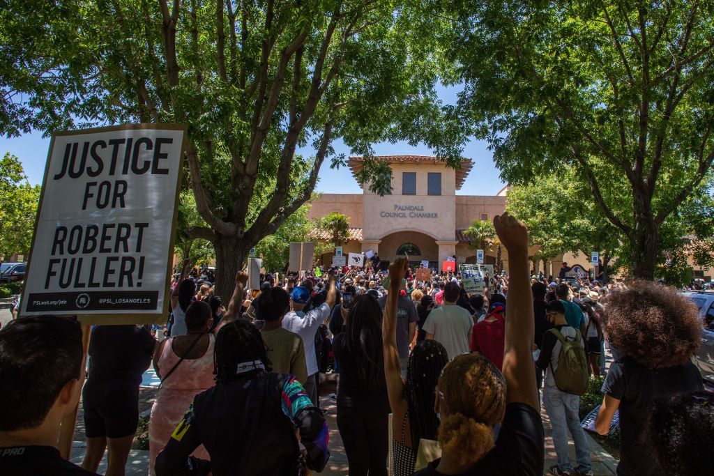 Protesters demand an investigation into the death of Robert Fuller.