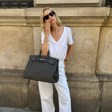 Stephanie Broek wearing a V-neck T-shirt