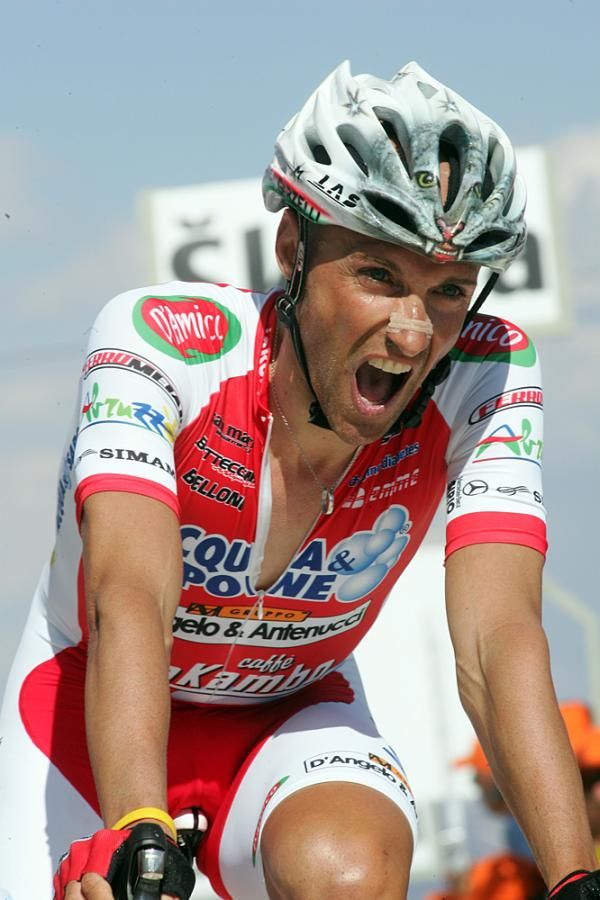 Stefano Garzelli gasps for air at the top of Plan de Corones