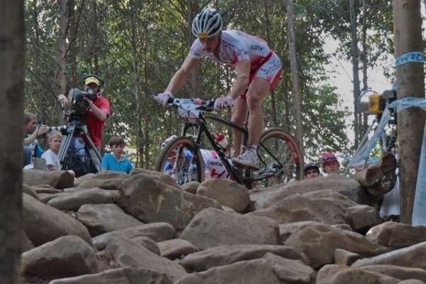 Nino Schurter (Scott-Swisspower) rides through a rock garden.