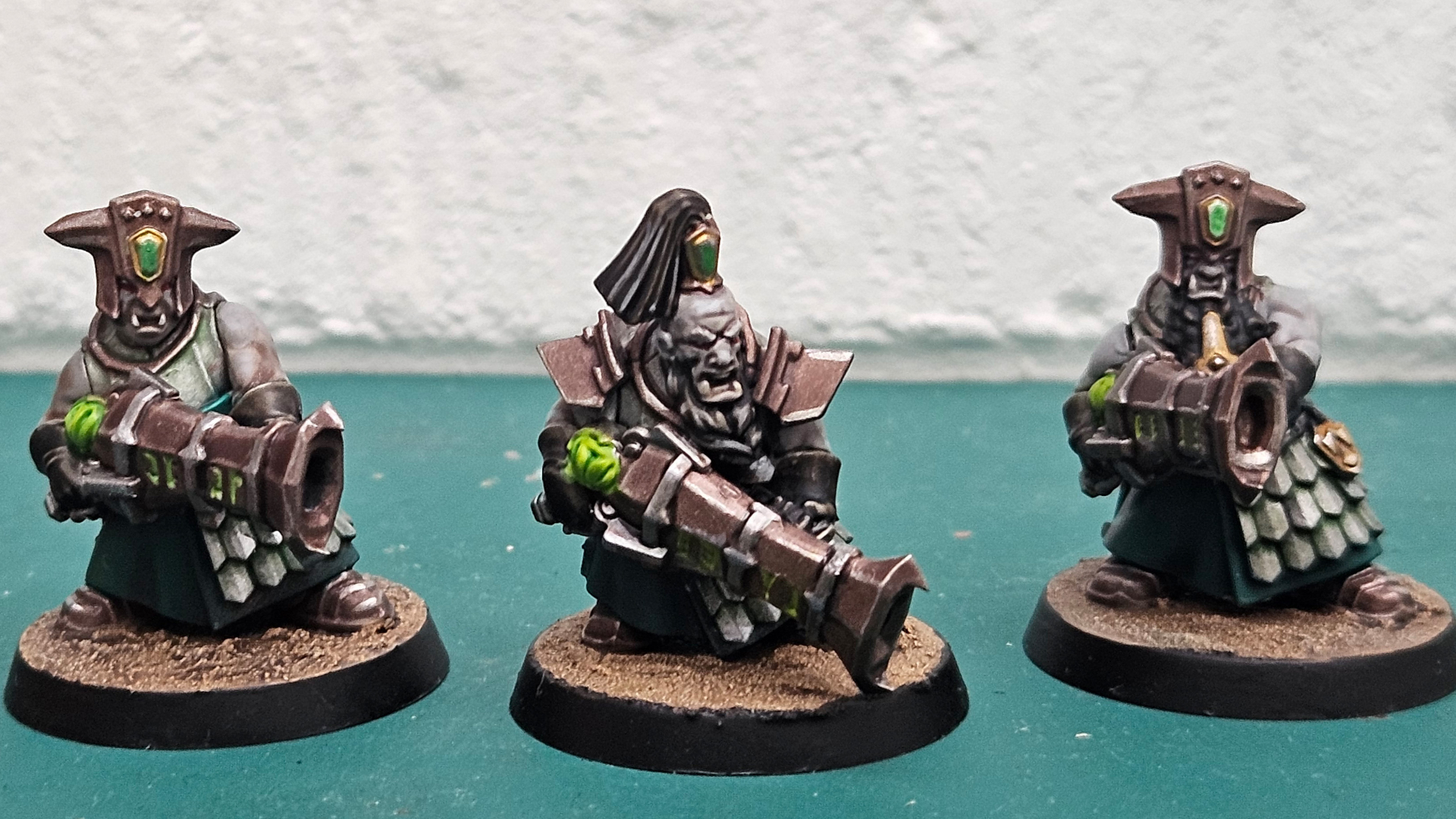 Helmsiths of Hashut Infernal Razers on a turquoise surface, against a white wall