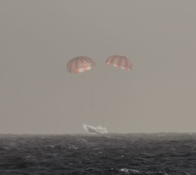 SpaceX&#039;s robotic Dragon cargo capsule splashes down in the Pacific Ocean on Feb. 10, 2015.