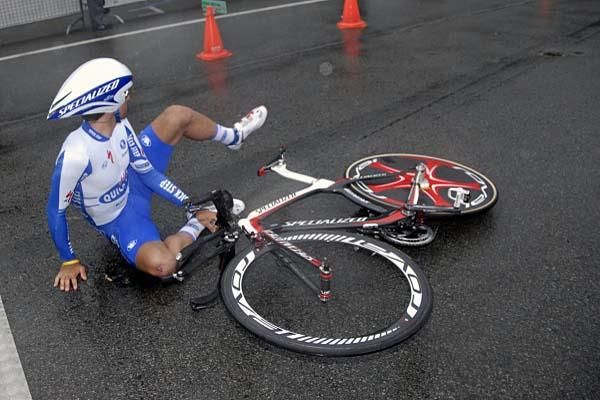 Carlos Barredo (Quick Step) crashes