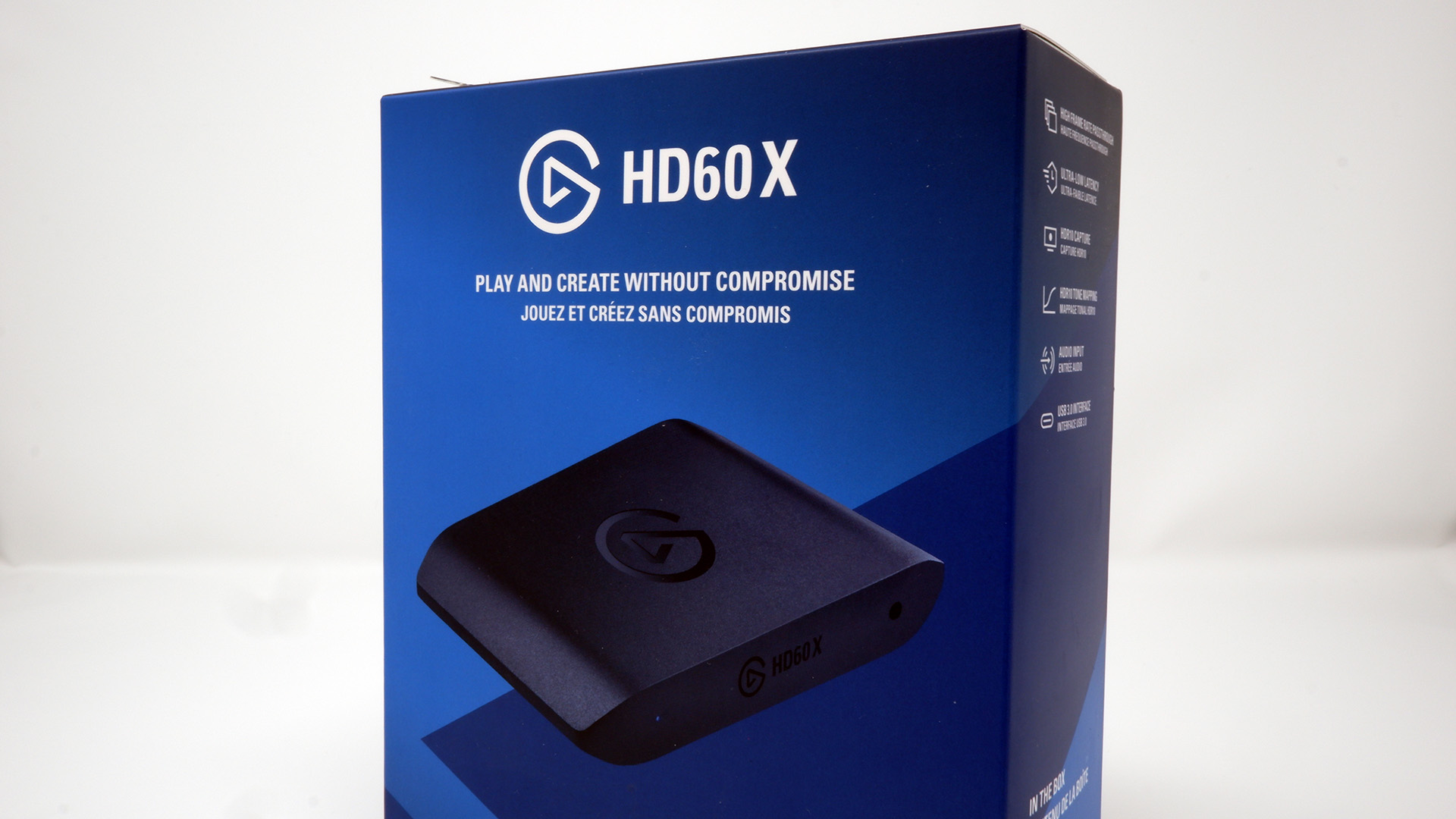 Kutu ve kablolarla birlikte Elgato HD60 X yakalama kartı