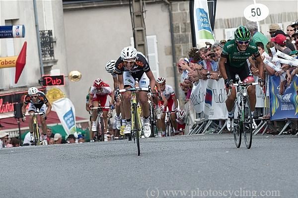 Arashiro and Hardy sprint up the final climb.