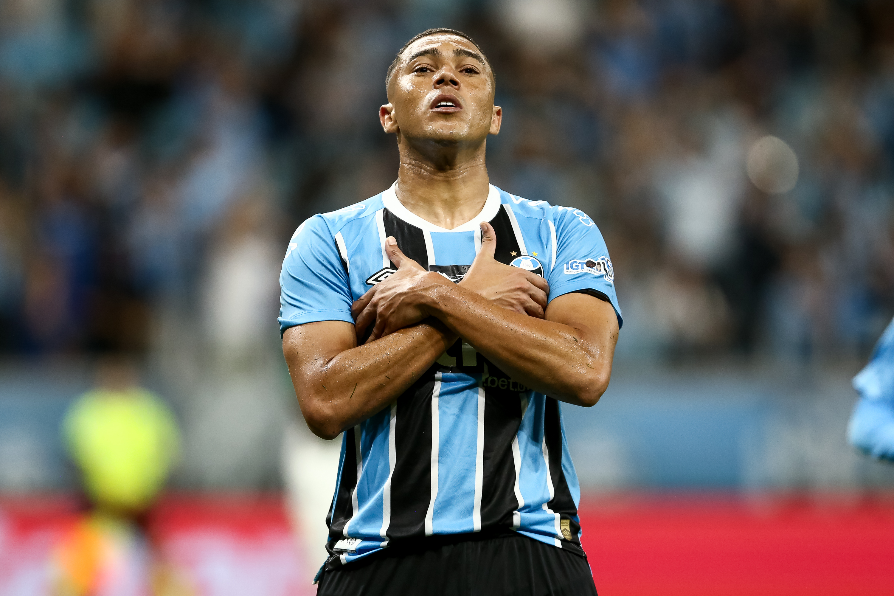 Carlos Vinicius playing for Gremio