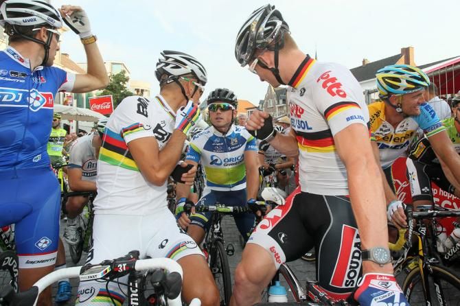 Simon Gerrans (Orica-GreenEdge) chats with Philippe Gilbert (BMC) and Andre Greipel (Lotto Belisol)
