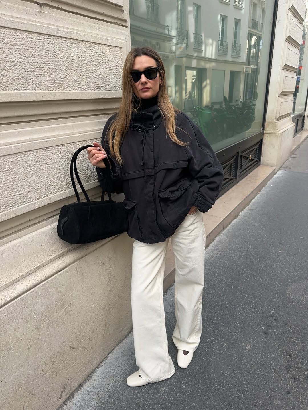 Anne-Laure in white jeans and flats