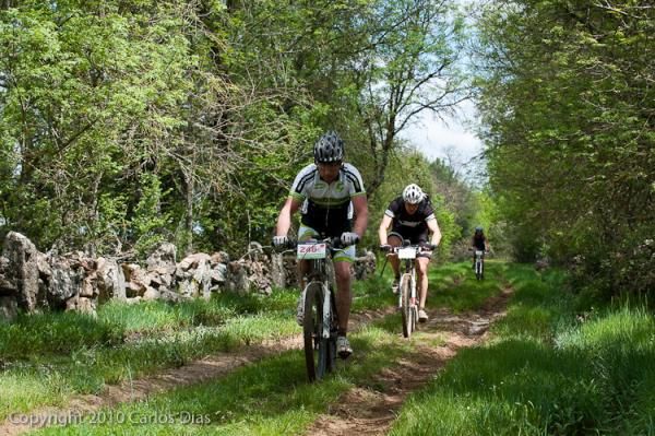 Belgian rider Dave Raes keeps his head down on the open trail.