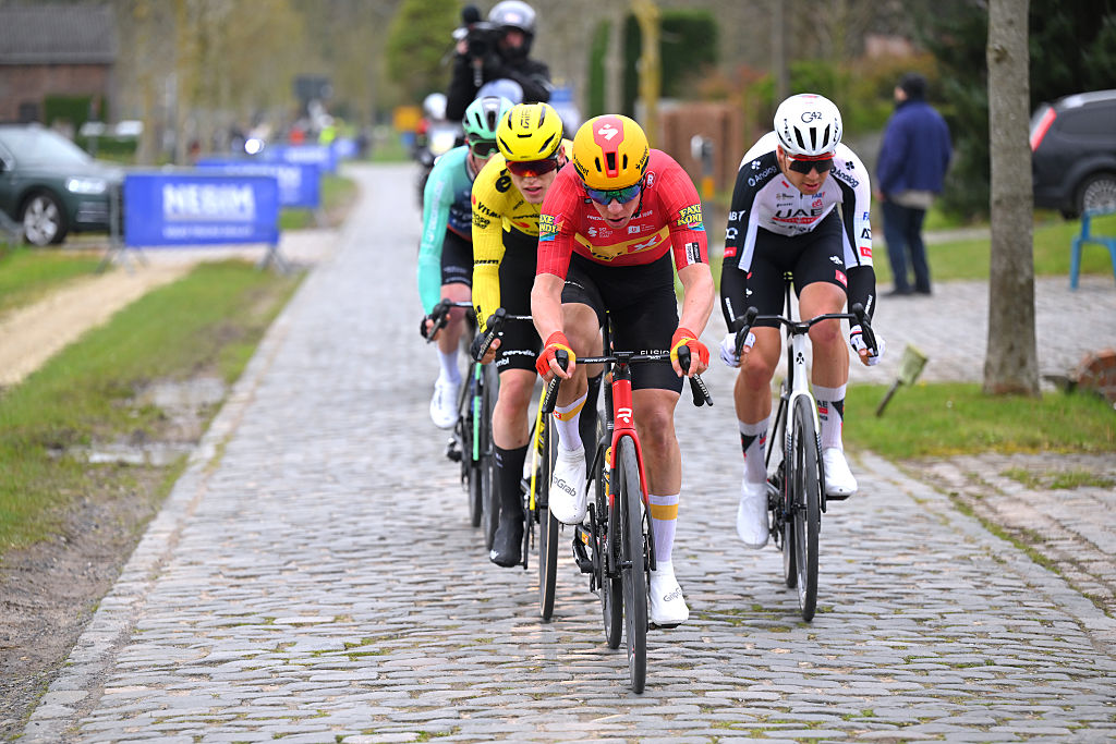 HARELBEKE, BÉLGICA - 27 DE MARZO: Jonas Abrahamsen de Noruega y el equipo Uno-X Mobility compiten en el grupo de persecución durante el 68º E3 Saxo Classic 2026, una carrera de un día de 208,5 km de Harelbeke a Harelbek / #UCIWT / el 27 de marzo de 2026 en Harelbeke, Bélgica. (Foto de Tim de Waele/Getty Images)