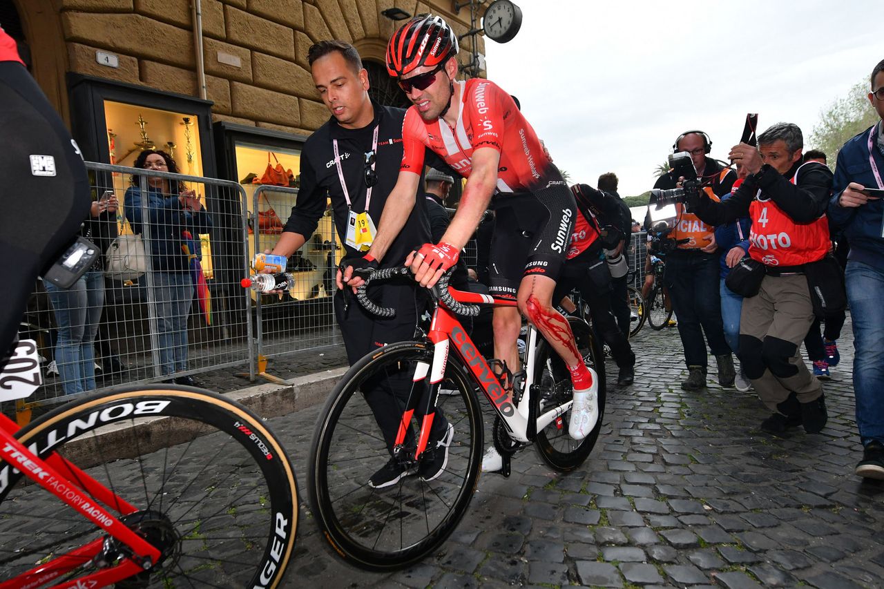Tom Dumoulin (Sunweb) comes over the line after his crash