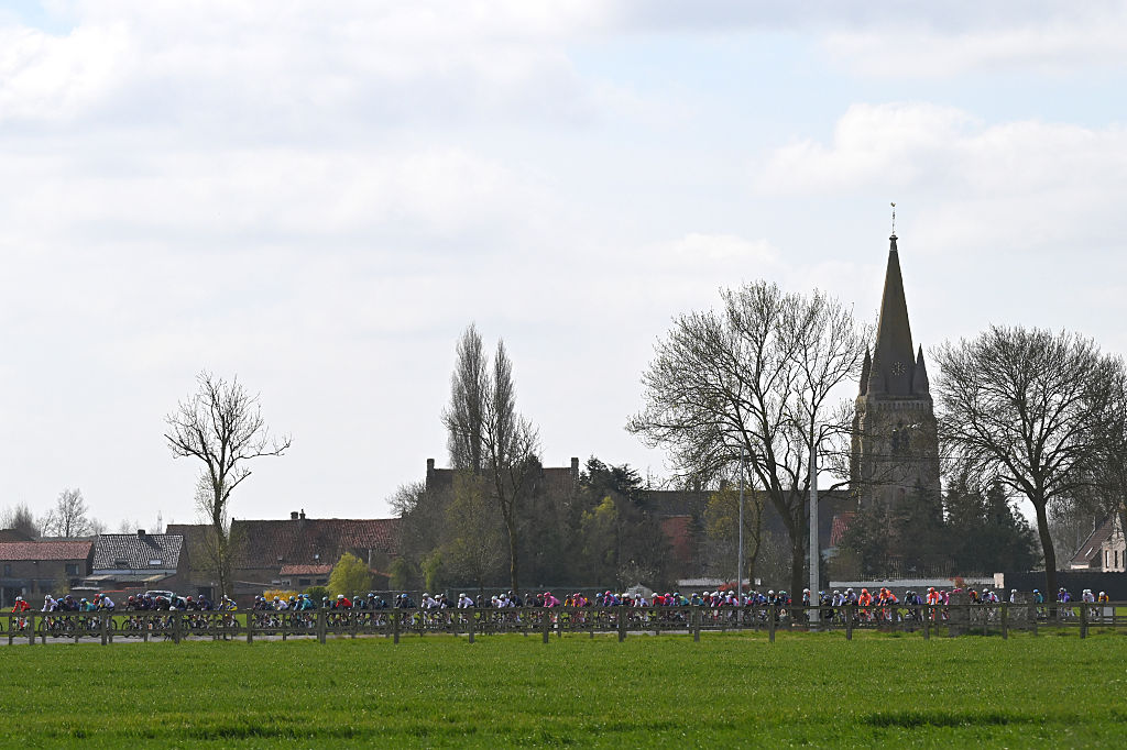 In Flanders Fields Men LIVE: Eight-man break up the road as race approaches De Moeren