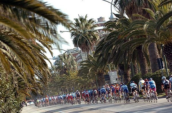 The peloton caught the three leaders as the finish neared.