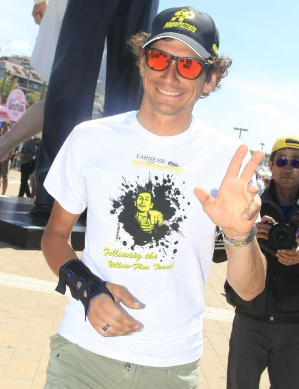 Pozzato was at the start to show off his injured wrist