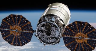 Una nave de carga anterior Northrop Grumman Cygnus se acerca a la Estación Espacial Internacional el 21 de febrero de 2022.