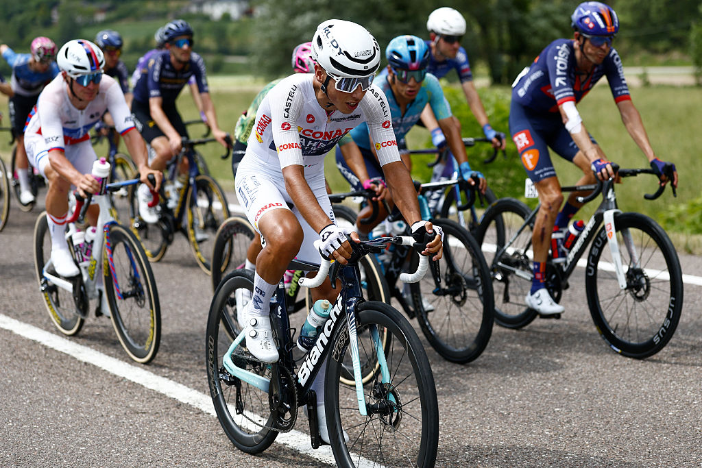 Former Giro d'Italia race leader caught in a crash late on stage 18