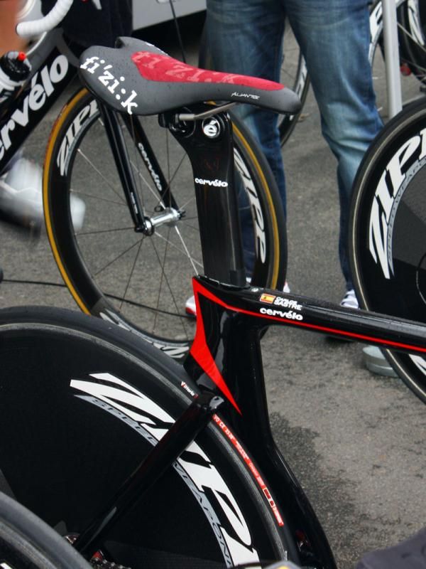 Carlos Sastre's (Cervelo TestTeam) fi'zi:k Aliante saddle sports a textured applique for better grip while in the aero position.
