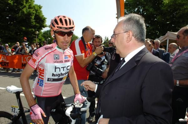 Marco Pinotti with the Giro's organiser